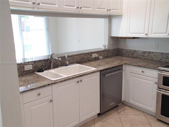 Building Photo - 3371 Lakeside Dr
