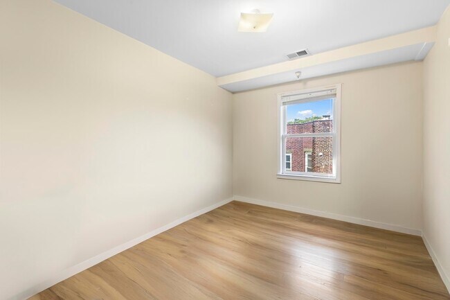 Building Photo - 304 49th St