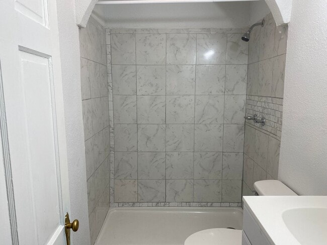 Building Photo - 1317 Highland Dr