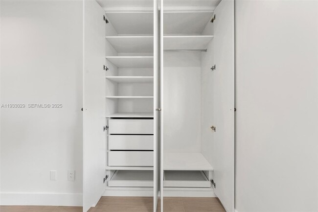 Building Photo - 10945 SW 75th Ct