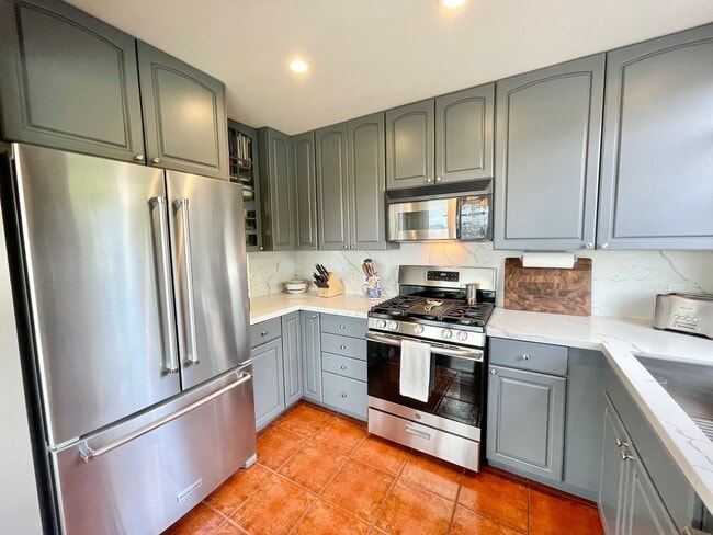 Building Photo - 3BR/2.5BA INCOMPARABLE Views!!! Prime Corona Heights Residence! 2 car parking and laundry! PROGRE...