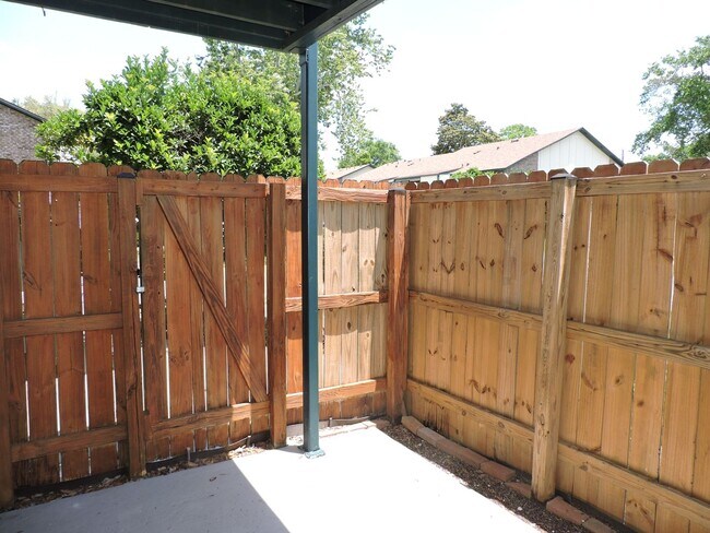 Building Photo - Easy access to interstate, shopping & down...