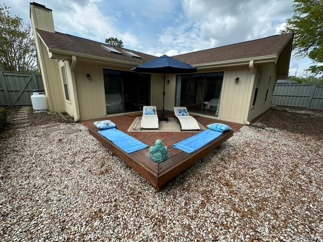 Building Photo - 221 Bogey Dr