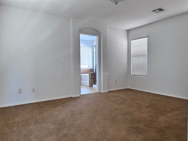 Building Photo - 4 bedroom and 3 full bathroom, 1 Bedroom a...