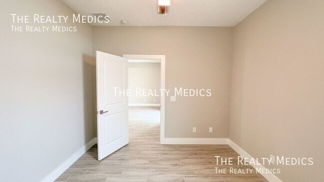 Building Photo - 256 Gladiola Ct
