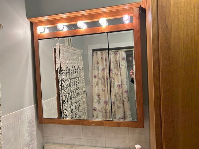 Building Photo - 58 Maple St