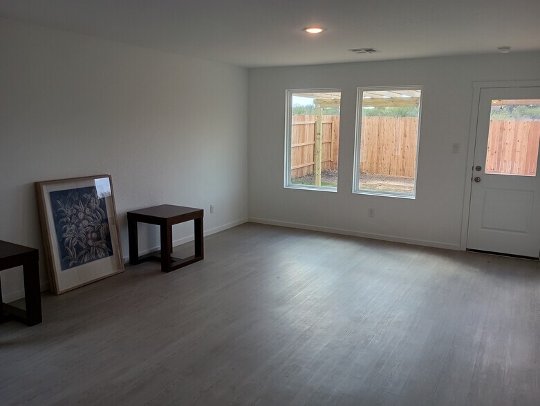 Building Photo - Room in House on Noir Ln