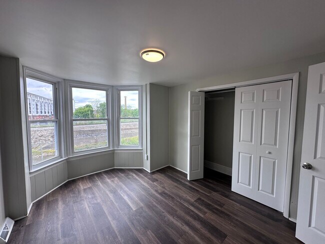 Building Photo - Large 3 bedroom 1 bath house for rent with small yard