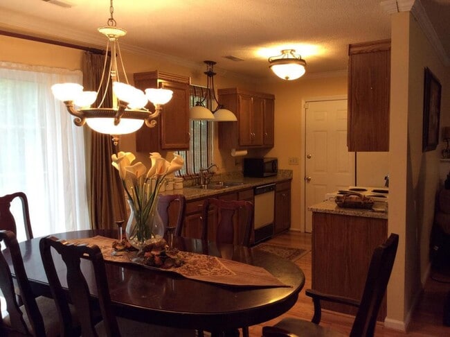 Building Photo - 3BR Home with Open Floor Plan & Fenced Backyard