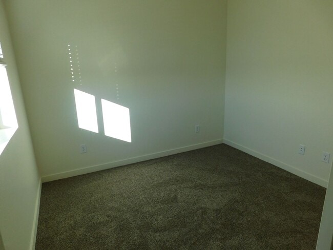 Building Photo - WALKING DISTANCE TO COMMUNITY