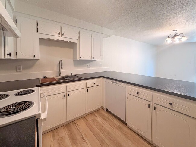 Building Photo - 4507-4517-4517 Boulder Dr SE