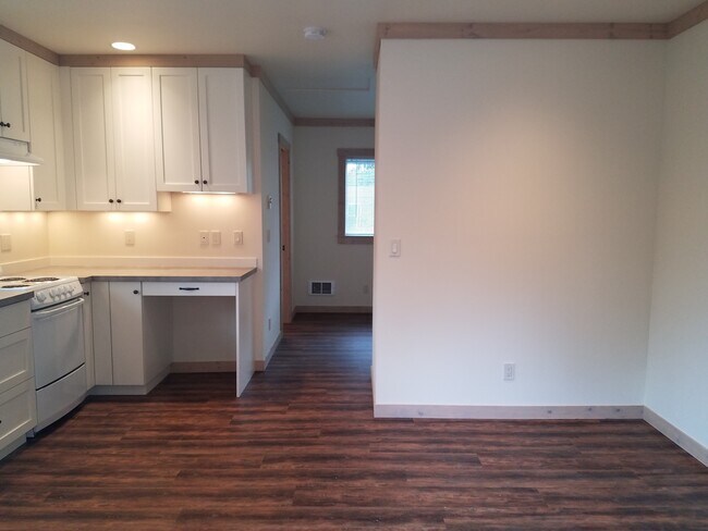 Building Photo - Studio Apartment in Poulsbo - All Utilitie...