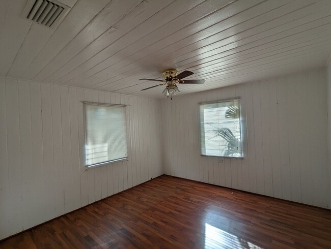 Building Photo - Lovely 2/1 home with beautiful natural wood interior