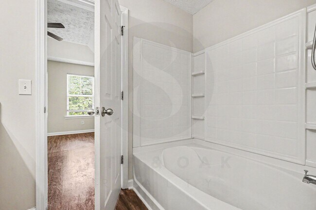 Building Photo - Must See 3BR/2.5BA Home in East Point!