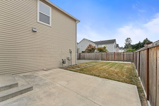 Building Photo - Spacious DuPont Home with A/C, Bonus Loft, Large Patio & Fully Fenced Yard!