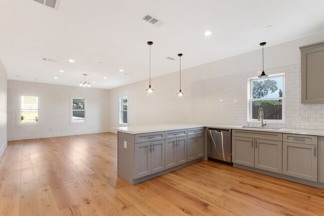Building Photo - Huge (1,500 square feet) 2 bed, 2.5 bath in Lincoln Heights with parking, in-unit laundry and pri...