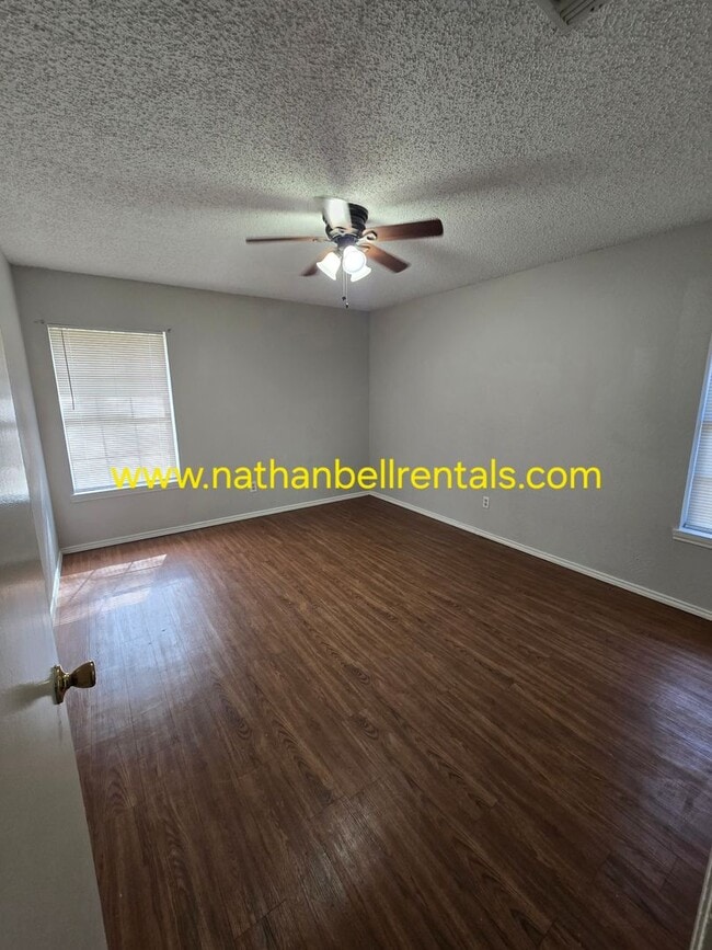 Building Photo - Duplex: 3 bed, 2 bath