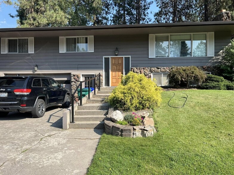 dual entry - 1223 W Bellwood Dr