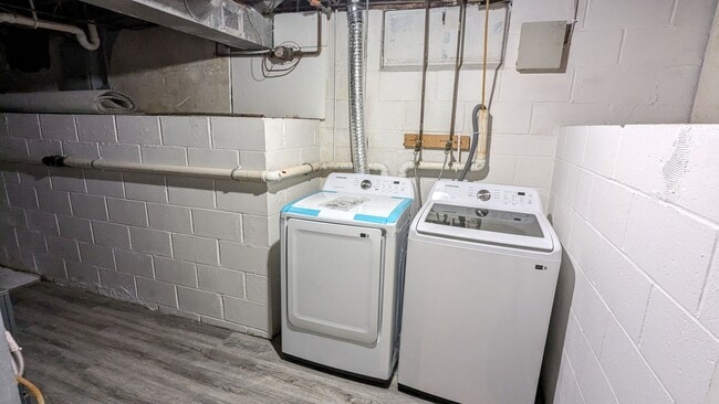 Building Photo - Well maintained 50s home with gorgeous kitchen