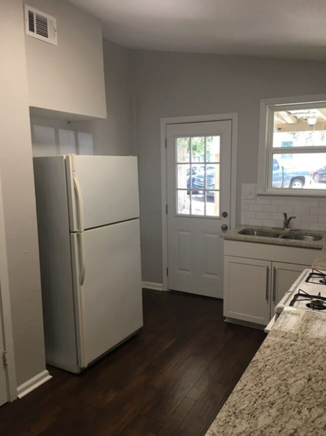 Building Photo - Charming East Austin Gem