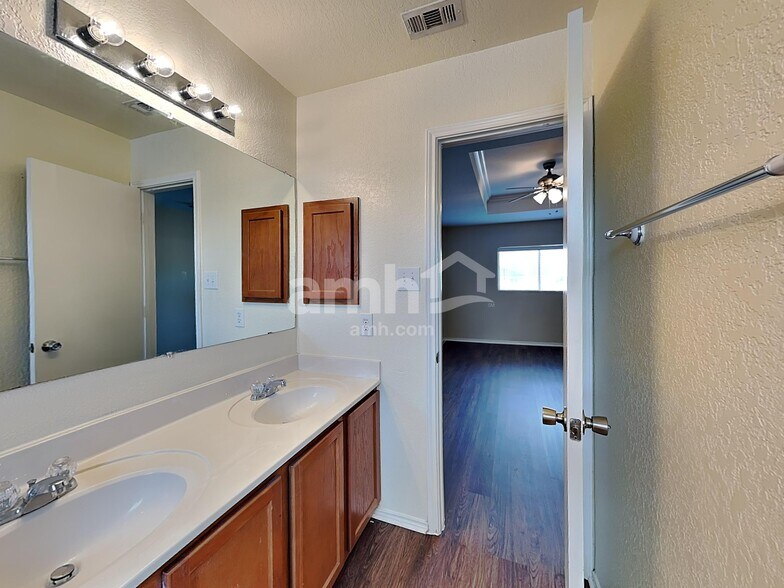 Building Photo - 9314 Silver Vis