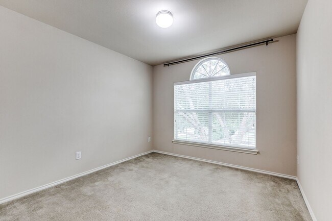 Building Photo - BEAUTIFUL 3-BEDROOM HOME NEAR MEDICAL CENTER