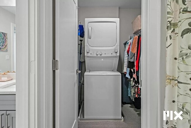 Building Photo - 627 Fairview Ave NE