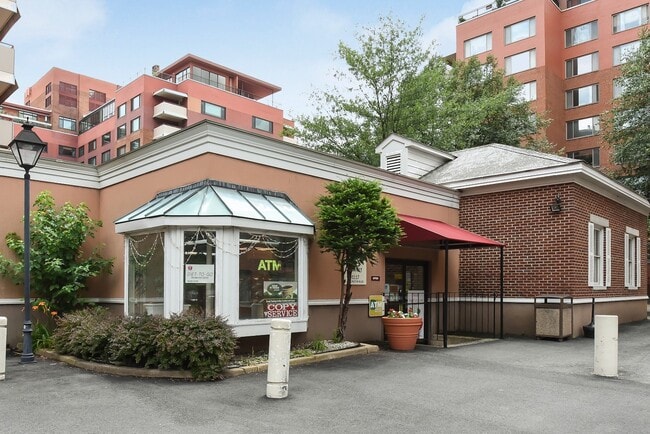 Building Photo - Spacious & Bright Studio at River Place