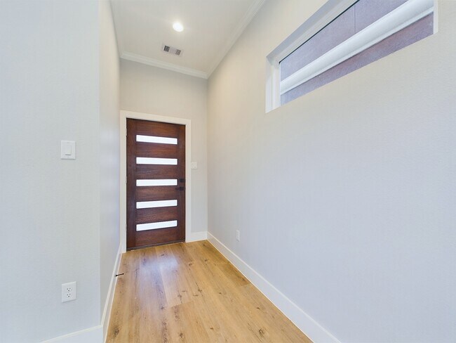 Building Photo - 5029 Creekmont Dr