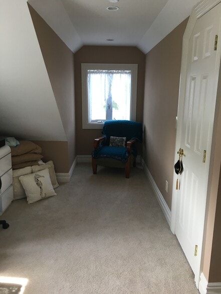 sitting area bedroom - 323 Edelweiss Rd