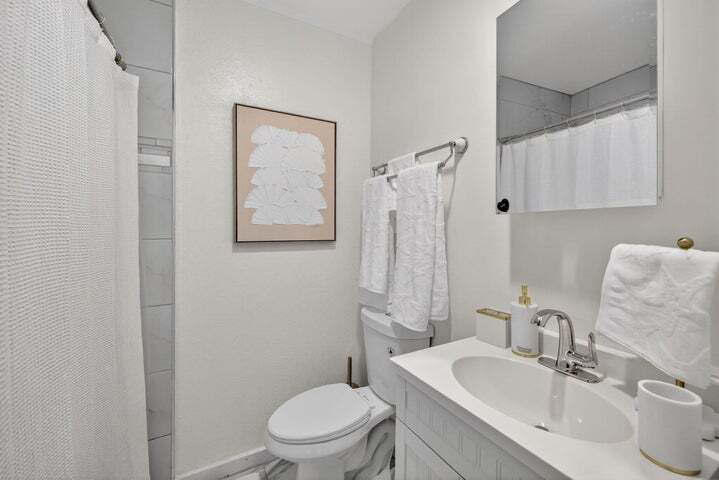 Building Photo - 1317 NE 1st Ave