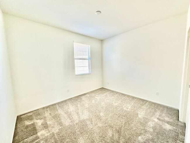 Building Photo - Lovely, Light & Bright, Two-Story, Detached Home in the Desirable Wildgrove Community of Vista!