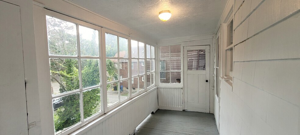 Sun Porch - 527 W Water St