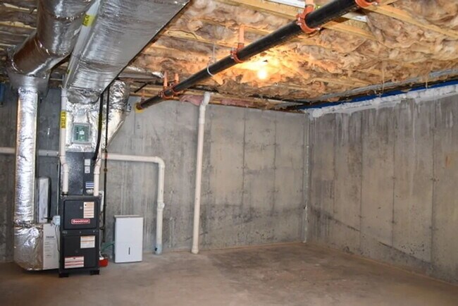 Building Photo - 3 bed 2.5 bath home available 9/1.