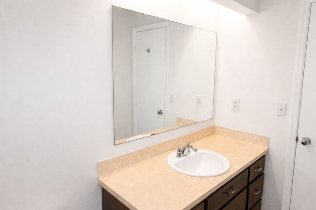 Building Photo - 2 Bedroom Ranch Home W/ Fenced In back yard