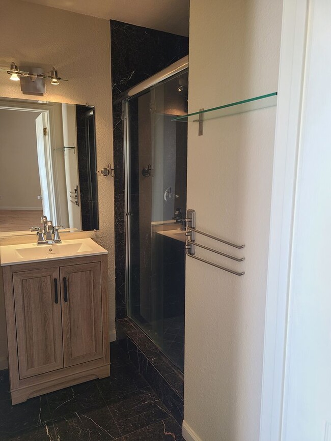 Building Photo - Willow Springs 4 Bdrm, 3 Bath