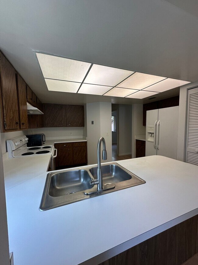 Building Photo - Lovely 2 Bedroom 2 Full bath Condo in the ...