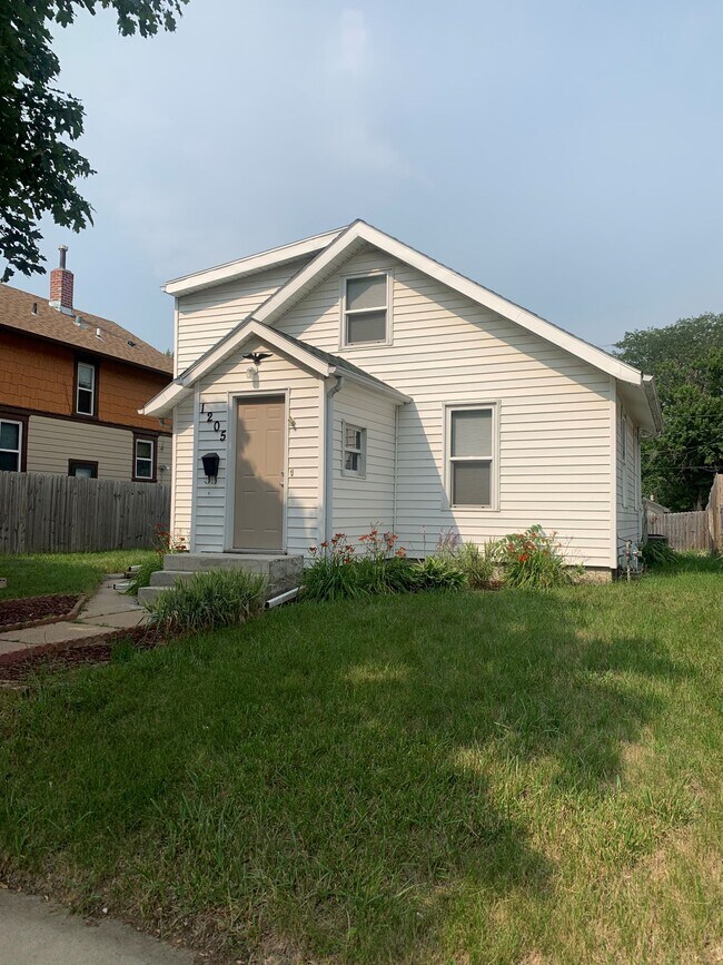 Building Photo - 1205 N Main Ave