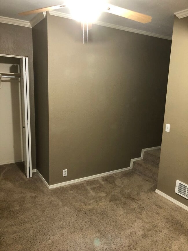 Building Photo - Large 4 Bedroom House in Sheridan