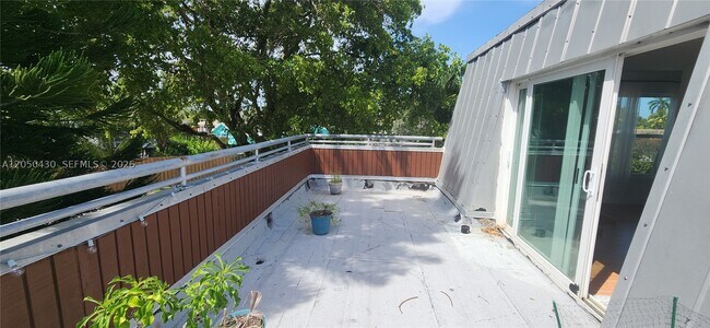 Building Photo - 4081 NE 14th Ave