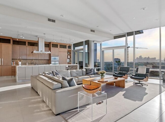 Building Photo - 2727 Kirby Dr