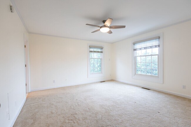 Building Photo - Charming 3 BR/2.5 BA 2-Level Condo in Cath...
