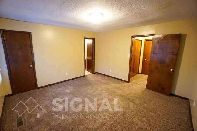 Building Photo - 725 Eastern Manor Ln