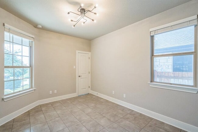 Building Photo - 305 Crossvine Trail