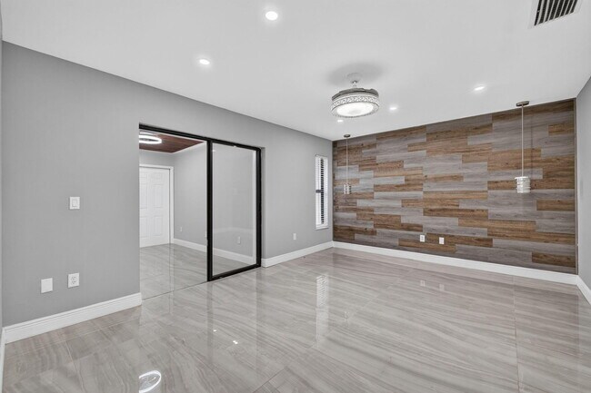 Building Photo - 825 SE Starflower Ave