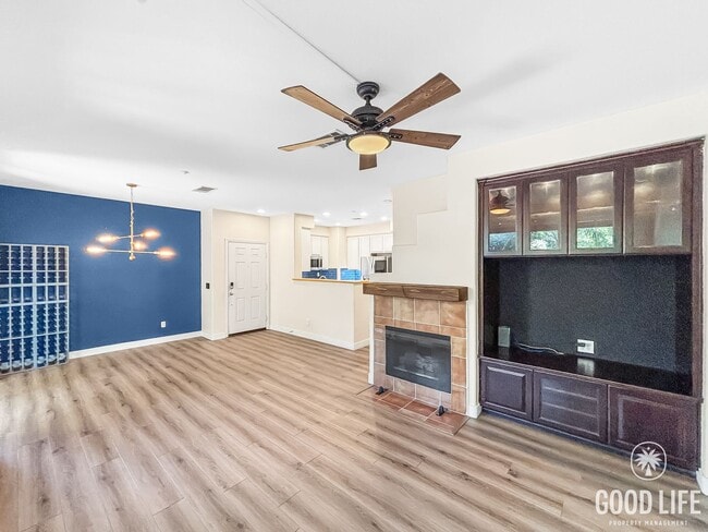 Building Photo - Stunning 3BD/2.5BA Townhouse in Eastlake W...