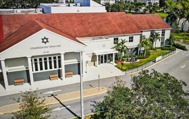 Building Photo - 543 Mansfield M