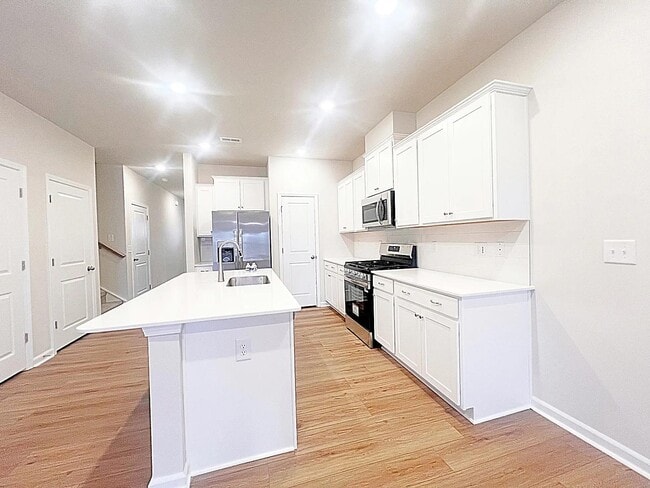 Building Photo - 5 Vine House Dr