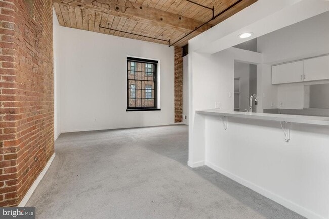 Building Photo - 303 Vine St