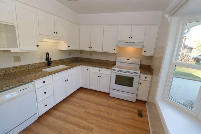 Building Photo - Beautiful Home on Cul-de-Sac with Large Fenced in Backyard